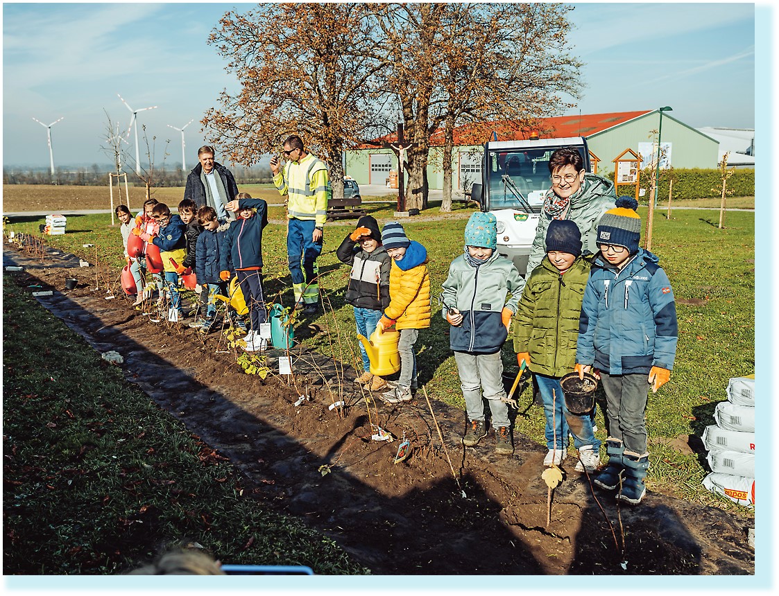 Volkschulklasse Mannersdorf bei der Umgestaltung des 22er Platzes