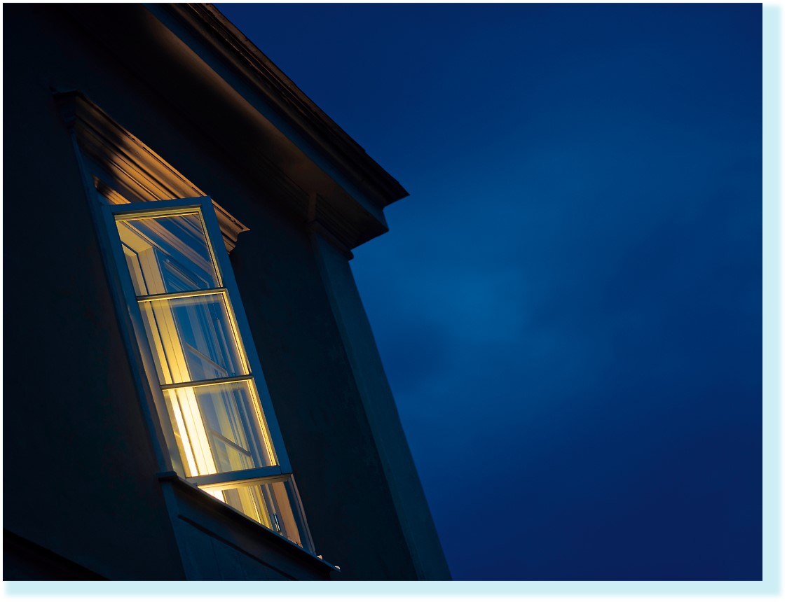 Ein Fenster steht in der Nacht offen.