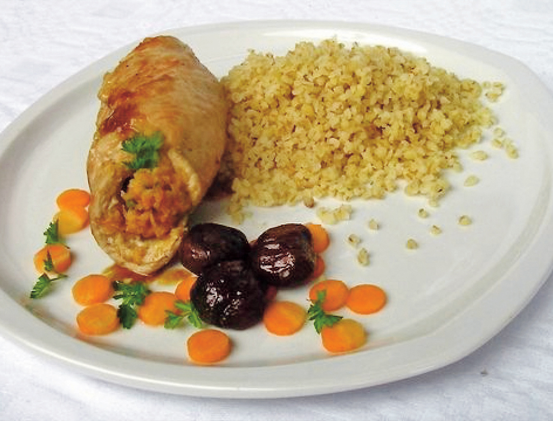 Putenroulade am Teller serviert