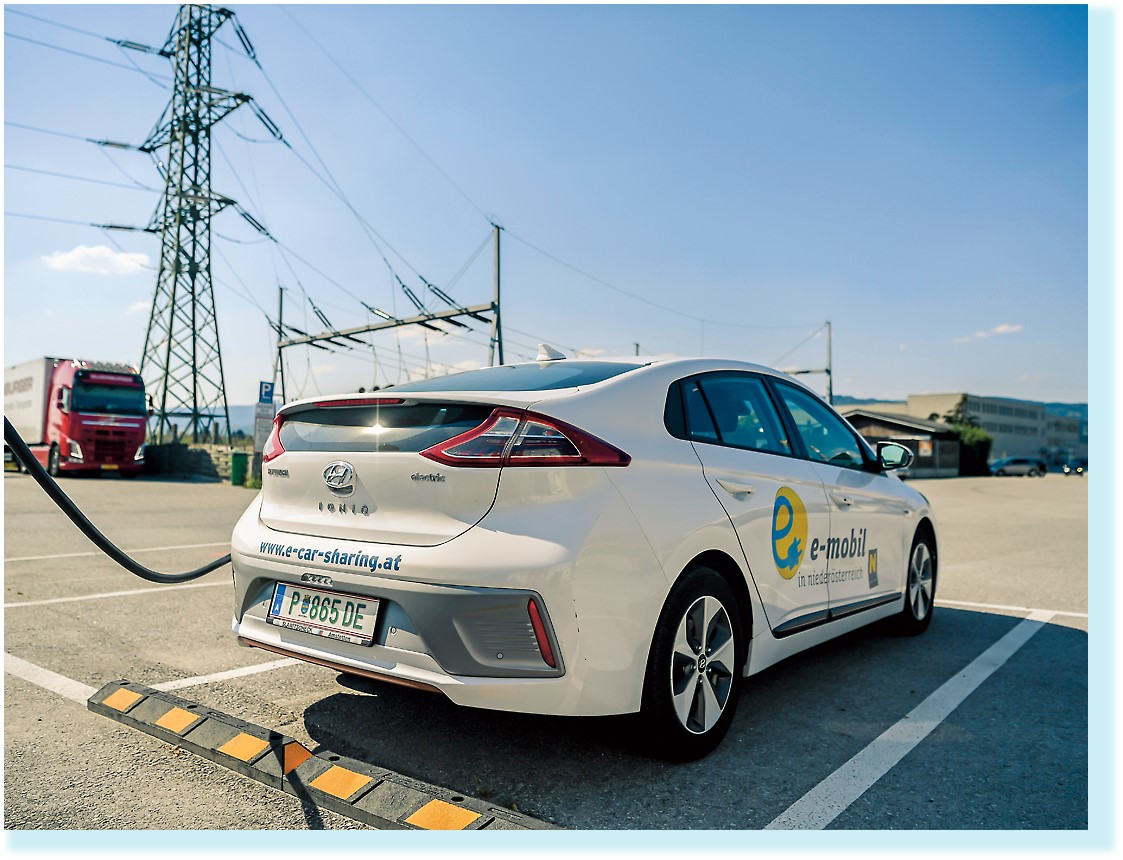 Ein E-Auto an der Tankstelle