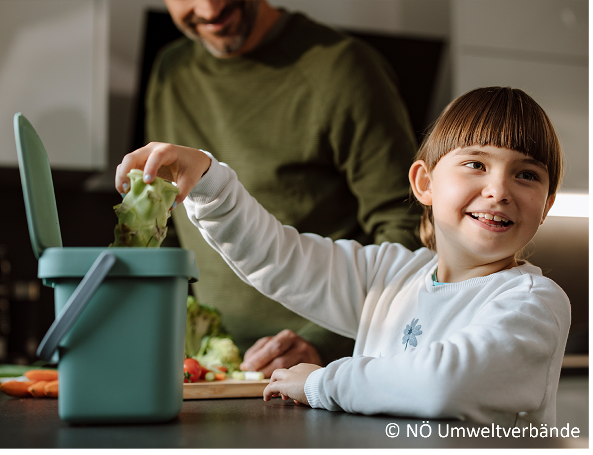 Kind wirft Müll weg
