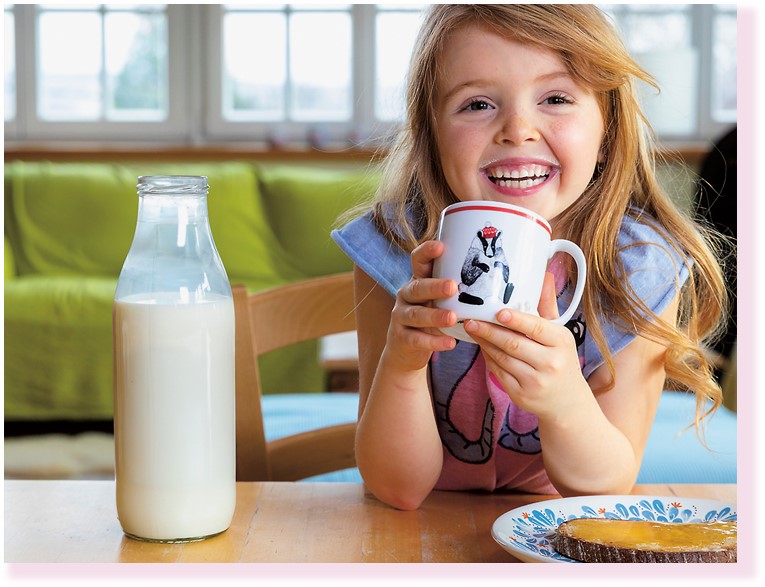 Mädchen trinkt ein Glas Milch