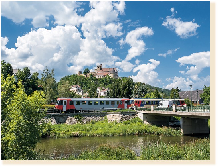 Ein Zug, der entlang eines Flusses fährt
