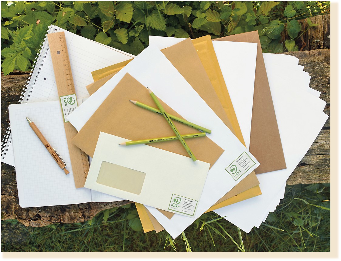 Grafik: Das PEFC-Label bestätigt nachhaltige Forstwirtschaft und ist auf Holz sowie Produkten aus Holz, wie Möbel, Spiel- und Schreibwaren, Papier und Druckerzeugnissen, Servietten und Klopapier zu finden.